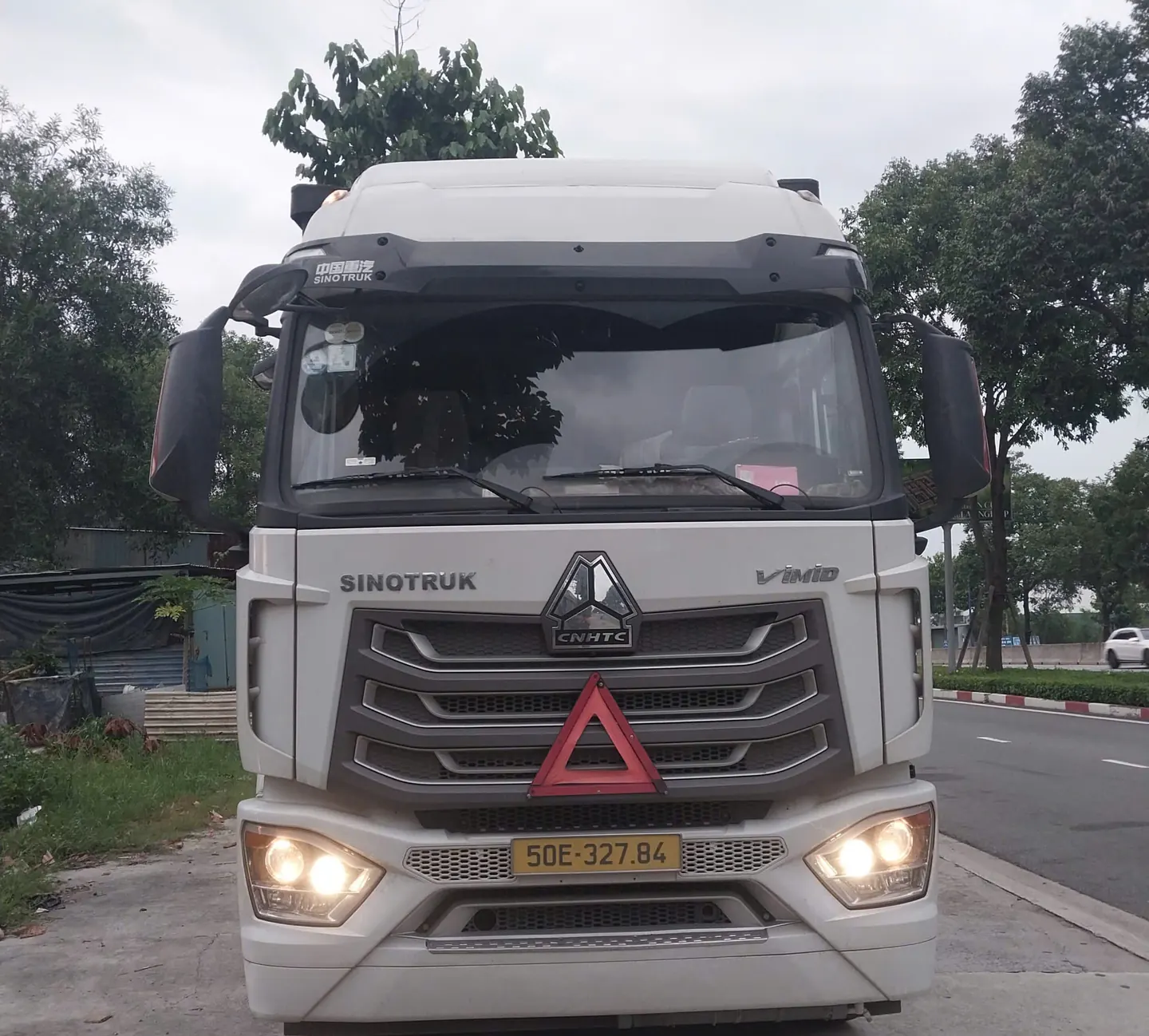 Đầu kéo Sinotruk màu trắng nhìn chính diện, đậu bên đường